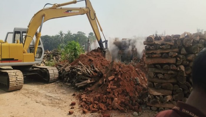 নোয়াখালীতে অবৈধ দুই ইটভাটা গুঁড়িয়ে দিয়েছে প্রশাসন