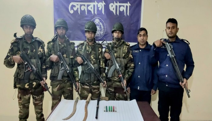পরিত্যক্ত বাড়িতে পড়েছিল অস্ত্র, উদ্ধার করলো সেনাবাহিনী