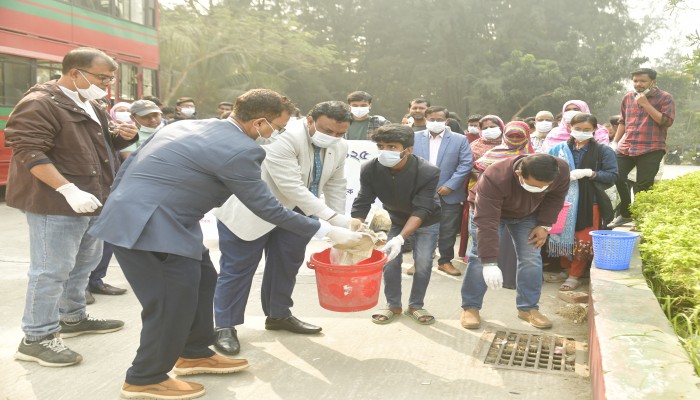 ​​নিজ হাতে ক্যাম্পাস পরিস্কার করলেন নোবিপ্রবির উপাচার্য​