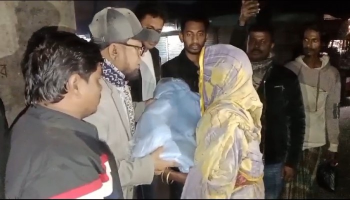 মধ্যরাতে শীতার্তদের জন্য কম্বল নিয়ে গেলেন যুবদল সভাপতি